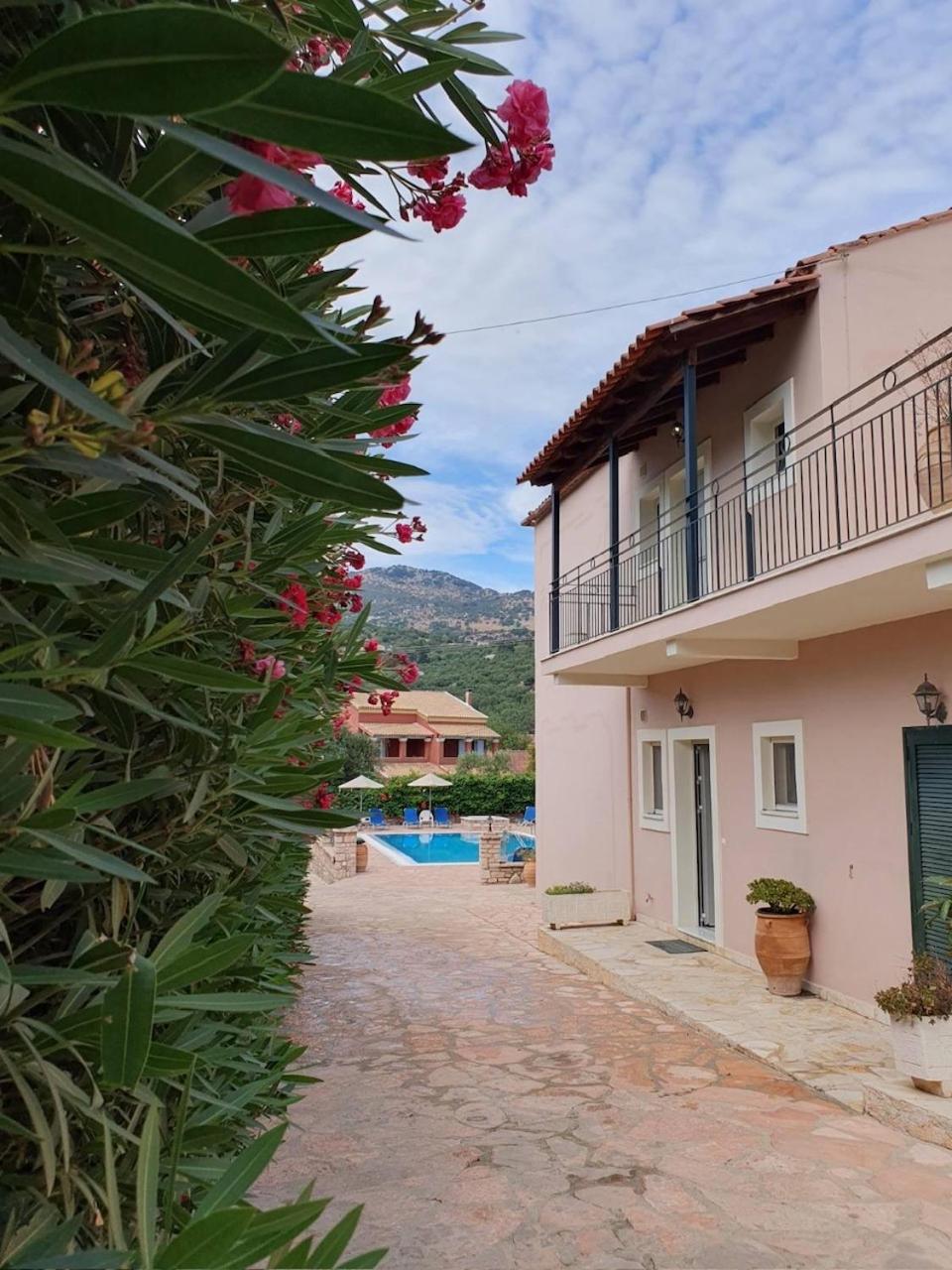 Emily'S Apartments Kassiopi Zewnętrze zdjęcie