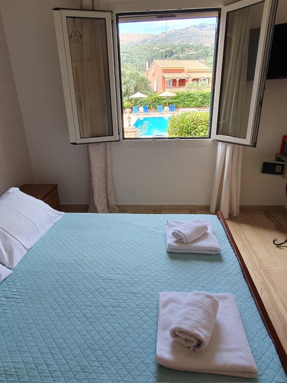 Emily'S Apartments Kassiopi Zewnętrze zdjęcie